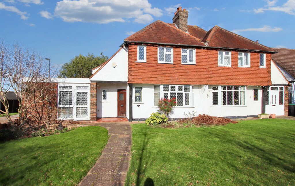 Woodmere Avenue, Shirley